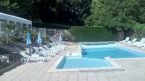 Piscine extérieure (ouverte en saison), parasols de plage
