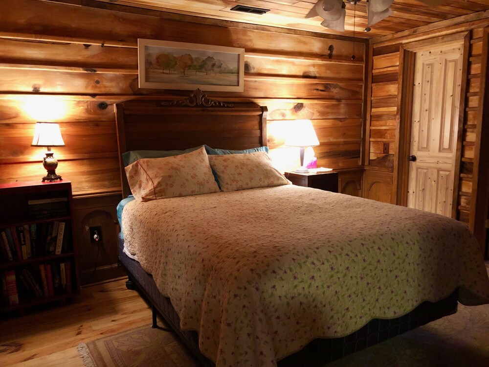 Cowboy guest house on the farm bring your dog ! Work from here