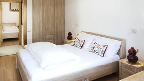 Cribs/infant beds