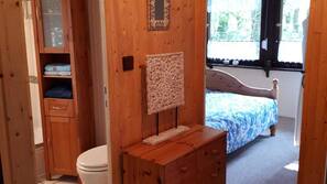 Schreibtisch, Bügeleisen/Bügelbrett, kostenloses WLAN, Bettwäsche