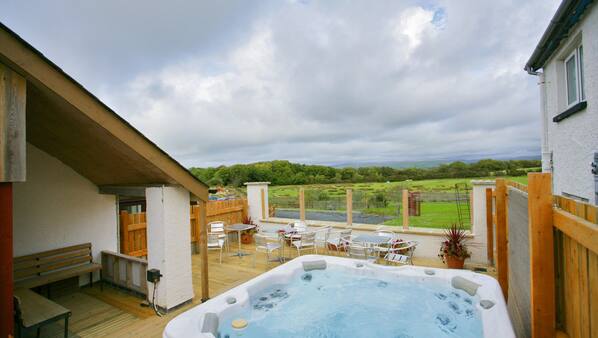 Outdoor spa bath