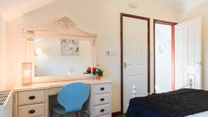 2 bedrooms, iron/ironing board, free cots/infant beds, free WiFi