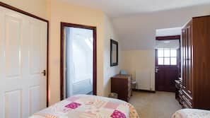 2 bedrooms, iron/ironing board, free cots/infant beds, free WiFi