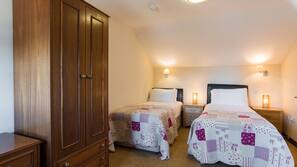 2 bedrooms, iron/ironing board, free cots/infant beds, free WiFi