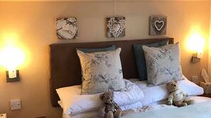 2 bedrooms, desk