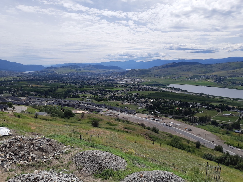 Brand NEW 2 Bedroom Walkout Basement Suite With Great Views. Centrally Located in Vernon, Canada