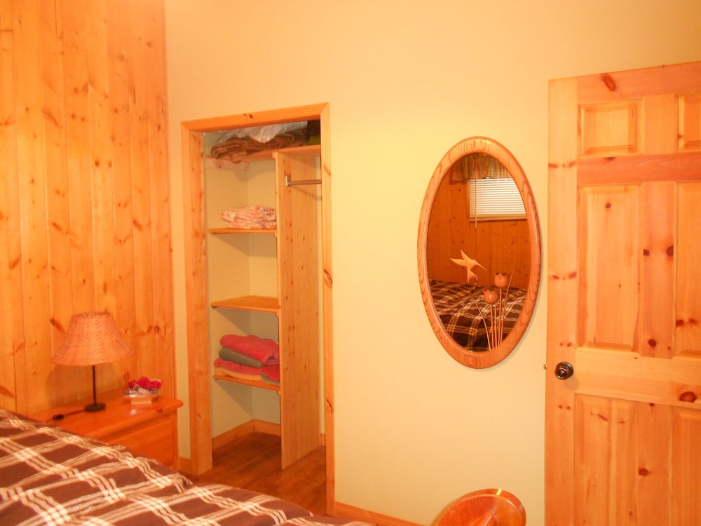 Beautiful Cabin with private hot tub in quiet setting Radium Hot