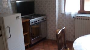 Frigorifero, forno, piano cottura, pentole/stoviglie/utensili