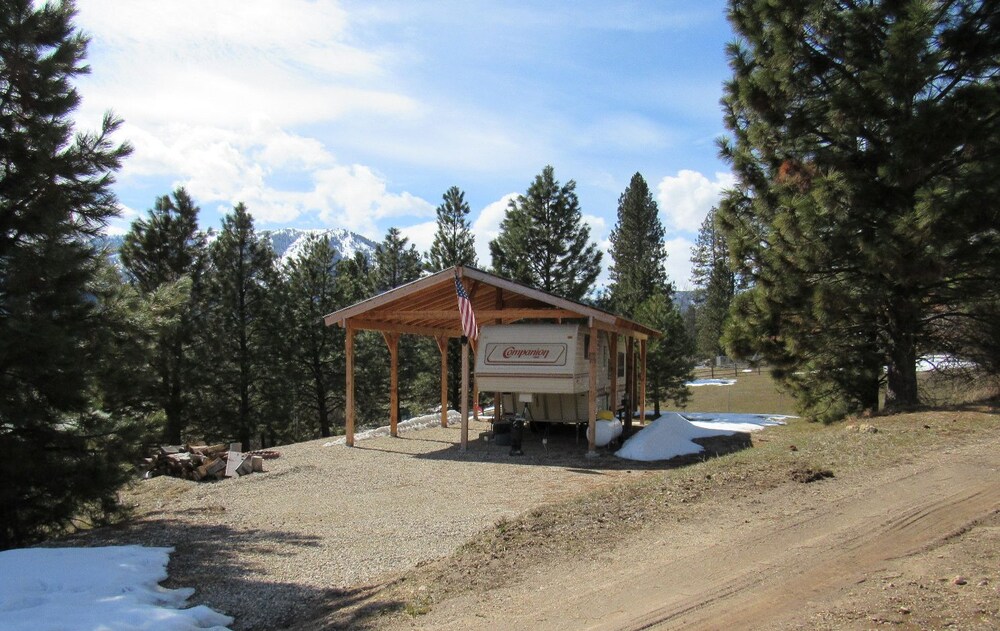 Uncle Billy Bob's Redneck Trailers Vacation RentalsBubba's Glamper 4 Caravan Park in Garden