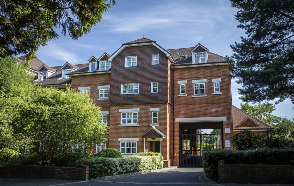 Oakdale At Abingdon Court In Woking United Kingdom Expedia - 