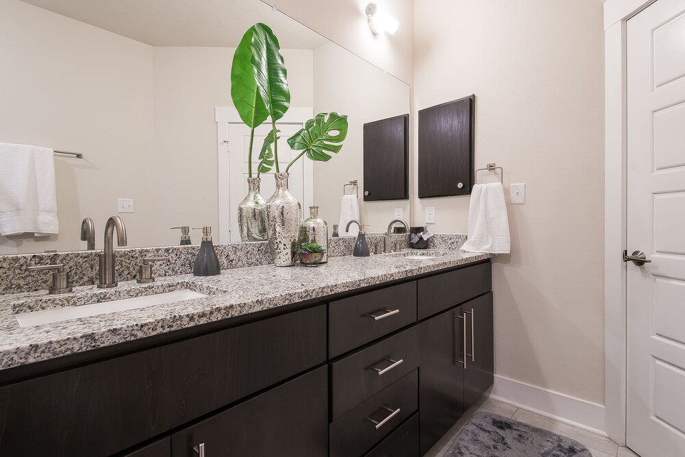 POOLING AROUND in College Station!! Contemporary Townhome in Great