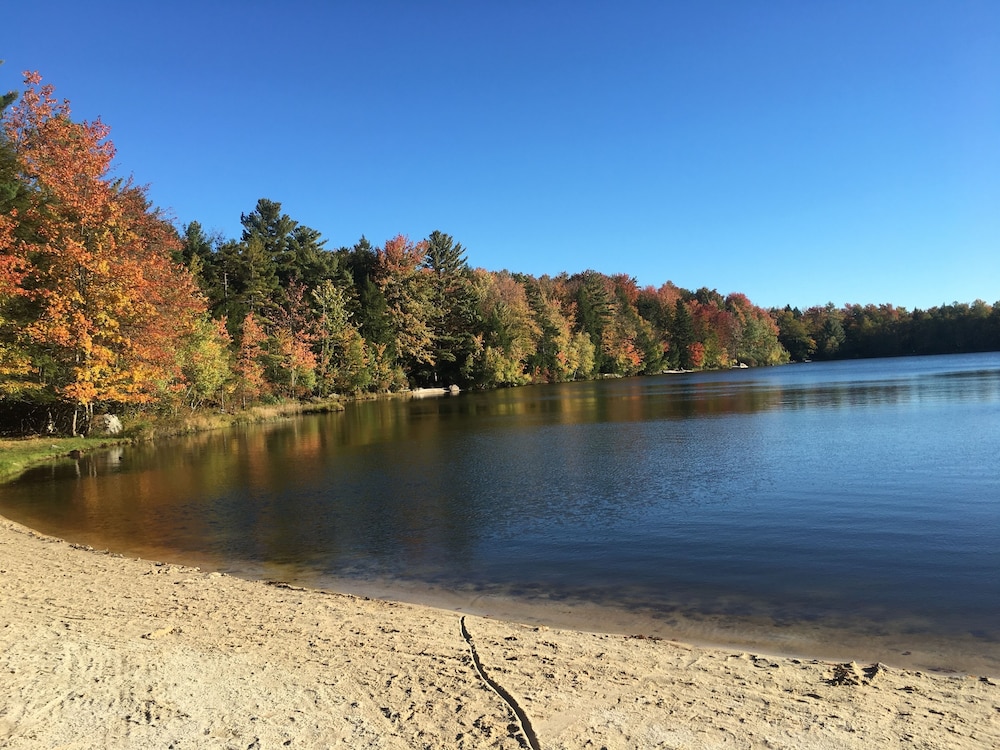 Private/Peaceful Lake Naomi Cottage On Deer Trail Lake in Pocono Pines