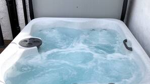 Outdoor spa bath
