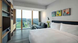 Luxe beddengoed, donzen dekbedden, een minibar, een kluis op de kamer