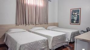 Cofres nos quartos, cortinas blackout, Wi-Fi de cortesia, roupa de cama