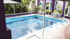Una piscina al aire libre