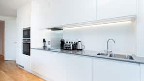 Full-sized fridge, microwave, oven, dishwasher