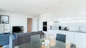 Full-sized fridge, microwave, oven, dishwasher