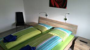 Zimmersafe, Schreibtisch, kostenloses WLAN, Bettwäsche