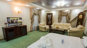 Minibar, in-room safe, desk, iron/ironing board
