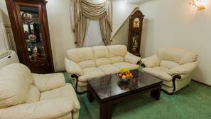 Minibar, in-room safe, desk, iron/ironing board