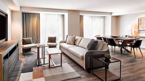 Hypo-allergenic bedding, down comforters, in-room safe, desk