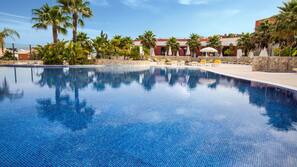 3 piscinas al aire libre, sombrillas