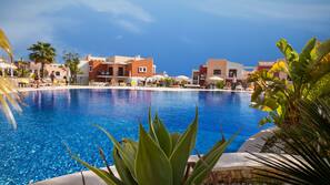 3 piscinas al aire libre, sombrillas