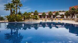 3 piscinas al aire libre, sombrillas