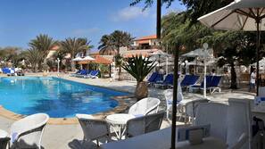 3 piscines extérieures, parasols de plage, chaises longues