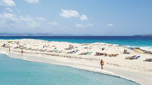 Sulla spiaggia, sabbia bianca
