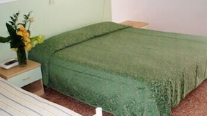 Una cassaforte in camera, una scrivania, ferro/asse da stiro