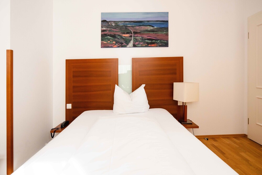 Hotel Graf Zeppelin In Konstanz Hotel Rates Reviews On Orbitz