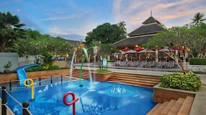2 outdoor pools, pool loungers