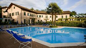 2 piscines extérieures, parasols de plage, chaises longues