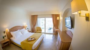 Luxe beddengoed, donzen dekbedden, een minibar, een kluis op de kamer