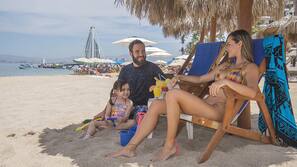 Ubicación a pie de playa, tumbonas, sombrillas y toallas de playa