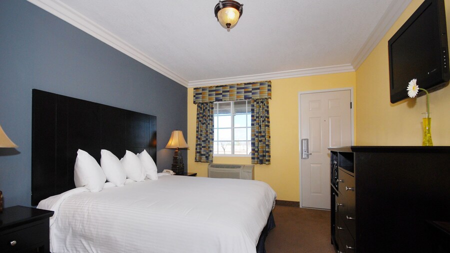 Solaire Inn & Suites