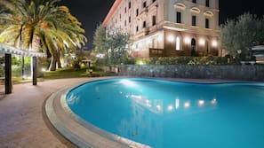 2 piscine all'aperto, ombrelloni da piscina, lettini