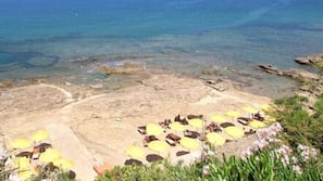 Spiaggia privata, lettini da mare, ombrelloni, teli da spiaggia