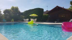 Piscine extérieure (ouverte en saison), parasols de plage