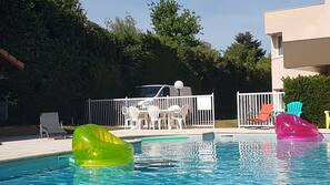 Piscine extérieure (ouverte en saison), parasols de plage