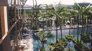 Una piscina al aire libre, sombrillas, tumbonas