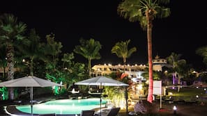 Una piscina al aire libre (de 9:00 a 23:00), sombrillas, tumbonas