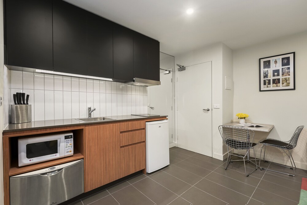 Plum Carlton Serviced Apartments AU132 Deals & Reviews (Melbourne