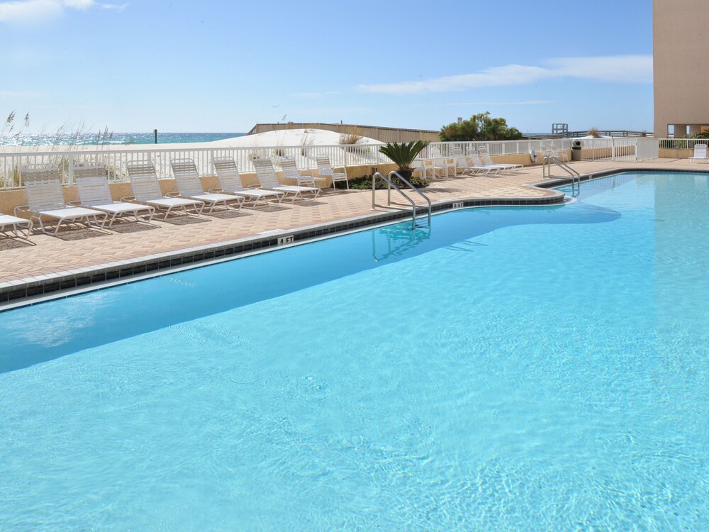 Outdoor pool, Islander Condominiums