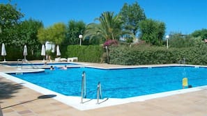 Una piscina al aire libre de temporada