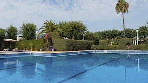 Una piscina al aire libre de temporada