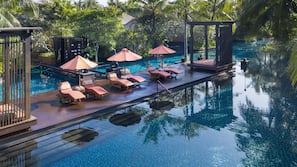 3 outdoor pools, free pool cabanas, pool umbrellas