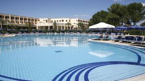 2 piscine all'aperto, lettini
